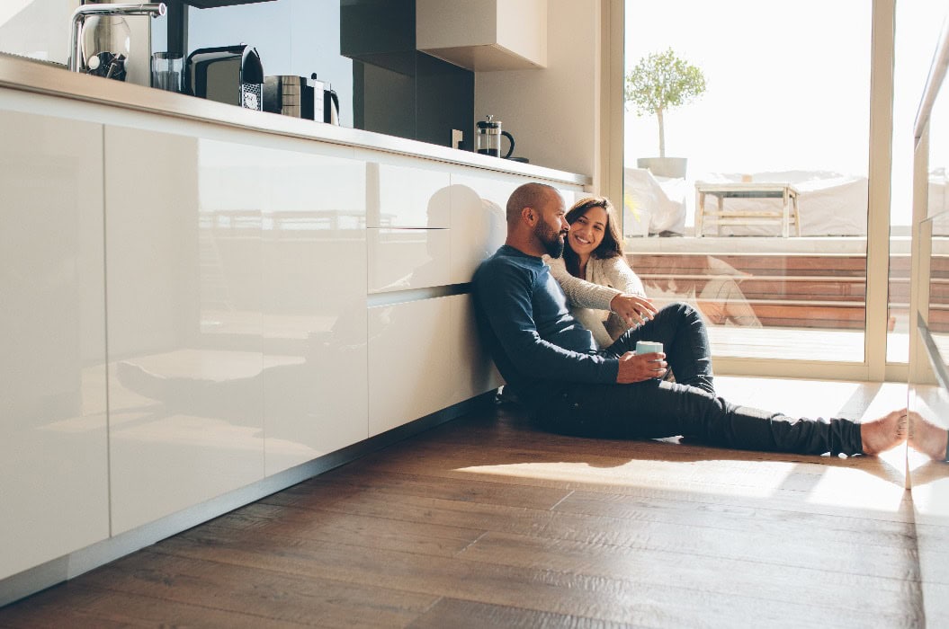 Liebendes junges Paar verbringt Zeit miteinander zu Hause